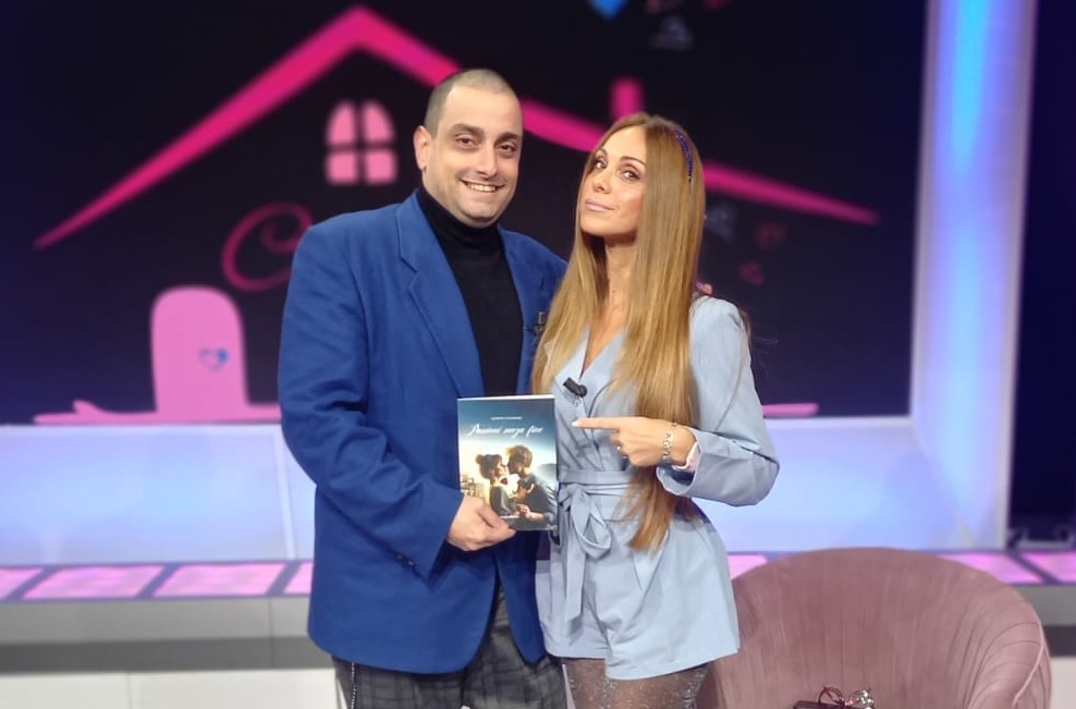 Giuseppe Cossentino presenta il romanzo ” Passioni Senza fine” nel salotto televisivo ” Casa Mariù” su Tele A