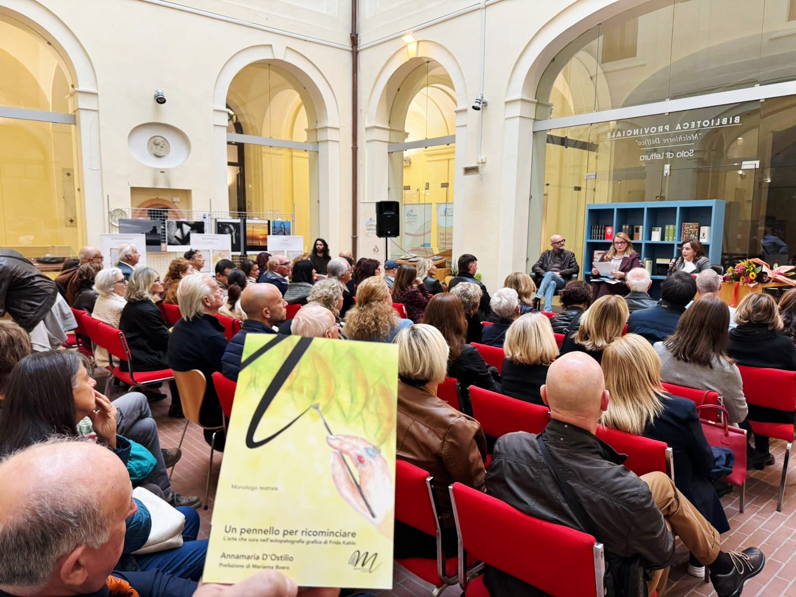 Teramo, Frida Kahlo tra arte e medicina narrativa: presentato “Un pennello per ricominciare” di Annamaria D’Ostilio